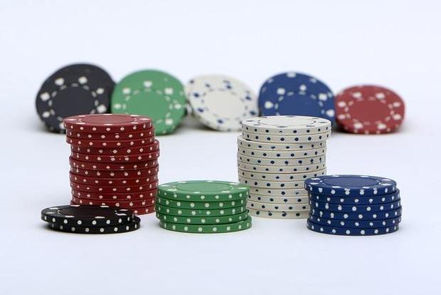 ポーカーのレートは最低いくら？